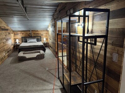 Charming and quiet  1-bedroom loft barndominium on 12 acres with RV hookups