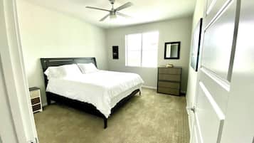 1 slaapkamer, een strijkplank/strijkijzer, wifi, beddengoed