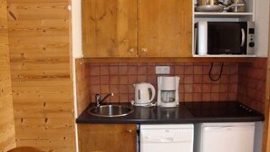 Cafetera o tetera, frigorífico, horno y lavavajillas