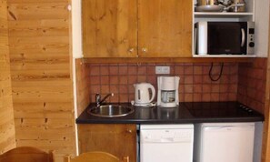 Kühlschrank, Ofen, Geschirrspüler, Wasserkocher mit Kaffee-/Teezubehör
