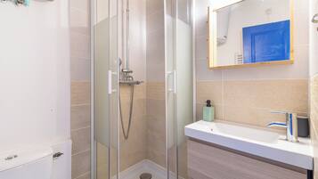 Dusche, Haartrockner, HandtĂŒcher, Seife