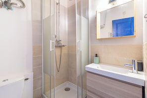 Een douche, een haardroger, handdoeken, zeep