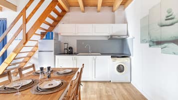 Frigorífico, microondas, placa de cocina y cafetera o tetera