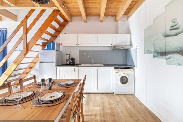 冷蔵庫、電子レンジ、コンロ、コーヒー / ティーメーカー