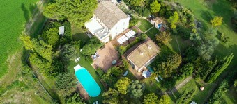 带泳池和花园的大型历史私人别墅  