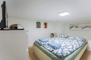 1 bedroom, iron/ironing board, WiFi, bed sheets - Cute gallery flat in Budapest, Spring (Budapest)