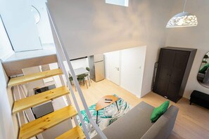 TV - Cute gallery flat in Budapest, Spring (Budapest)