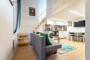 TV - Cute gallery flat in Budapest, Spring (Budapest)