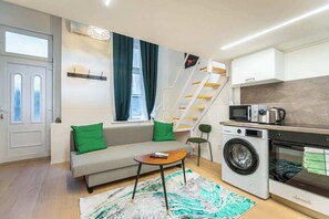 TV - Cute gallery flat in Budapest, Spring (Budapest)