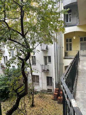 المنطقة المحيطة بالمنشأة