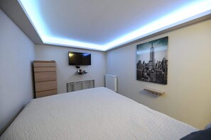 2 bedrooms, iron/ironing board, WiFi, bed sheets