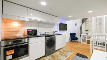 KĂŒhlschrank, Mikrowelle, Ofen, Herdplatte