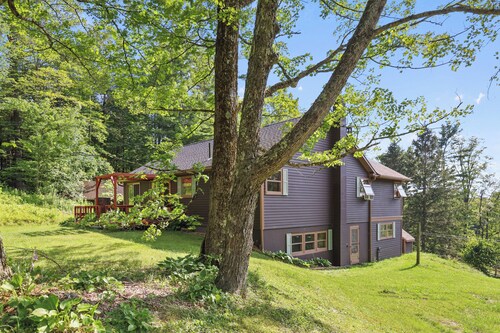 Classic New England 4-bedroom house with Yukon Ridge trail access