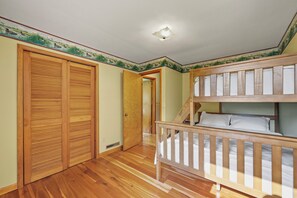 4 bedrooms, Internet, bed sheets