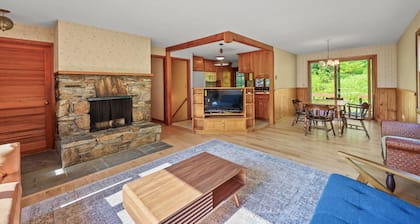 Classic New England 4-bedroom house with Yukon Ridge trail access