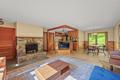 Classic New England 4-bedroom house with Yukon Ridge trail access