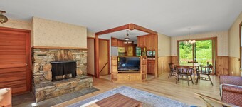 Classic New England 4-bedroom house with Yukon Ridge trail access