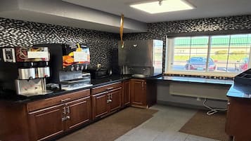 Geladeira, micro-ondas, toalhas de papel