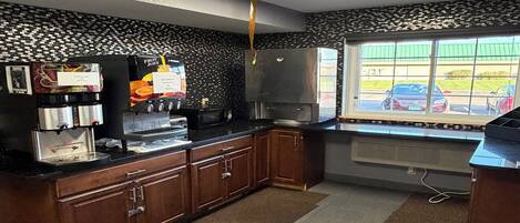 Réfrigérateur, micro-ondes, serviettes en papier