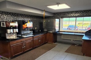 Jääkaappi, mikroaaltouuni, talouspaperi