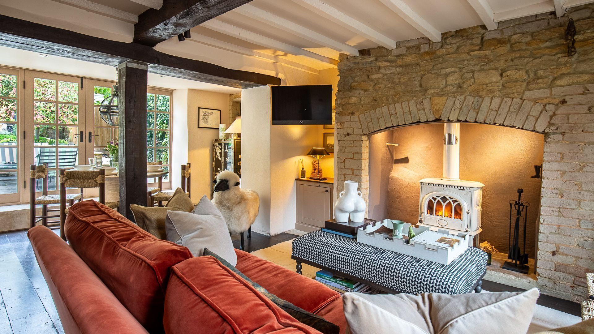 Arriving at Stoneleigh you step into the open plan sitting/dining area.