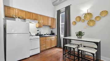Coffee/tea maker, fridge, microwave, oven
