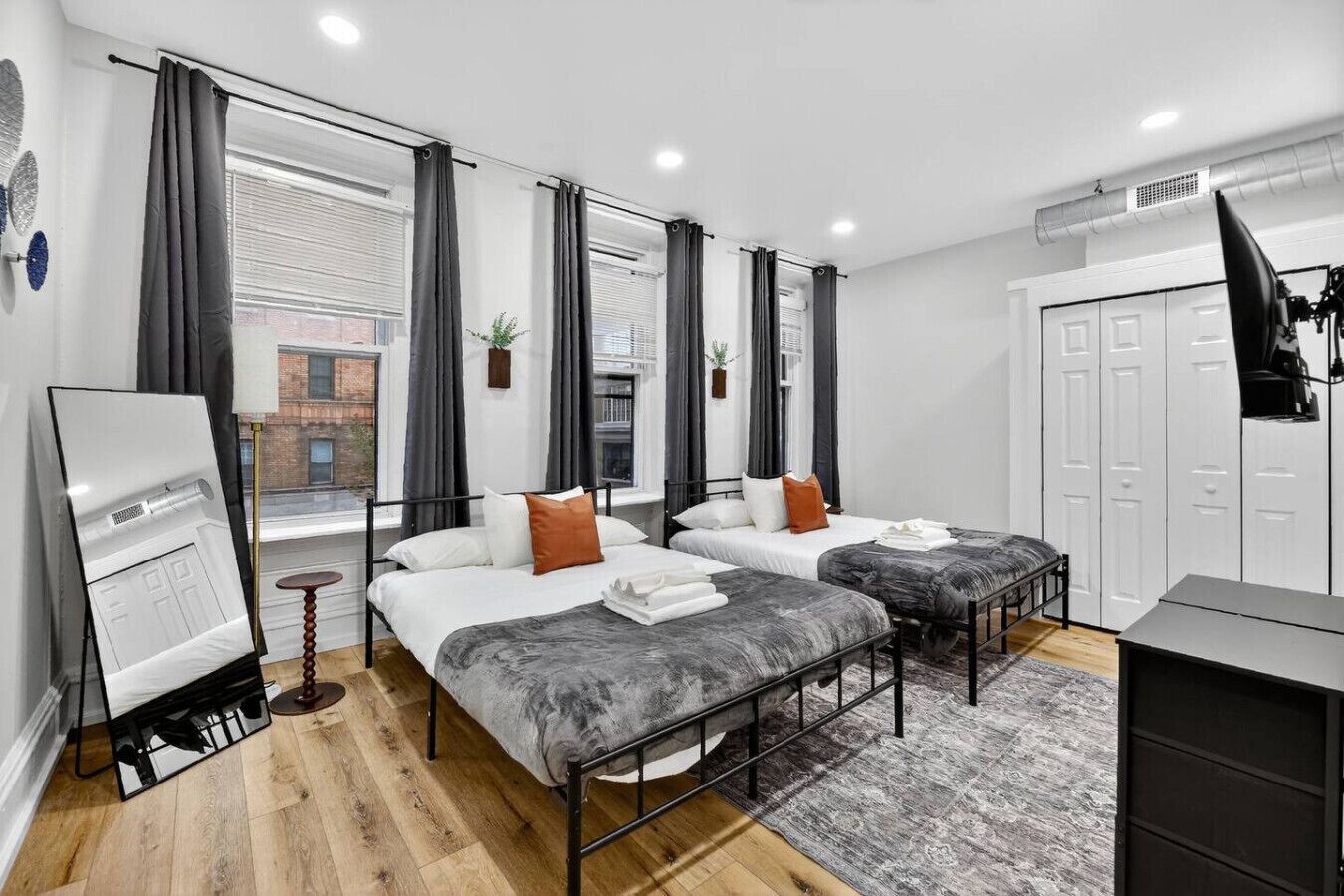 2 slaapkamers, een bureau, een strijkplank/strijkijzer, wifi