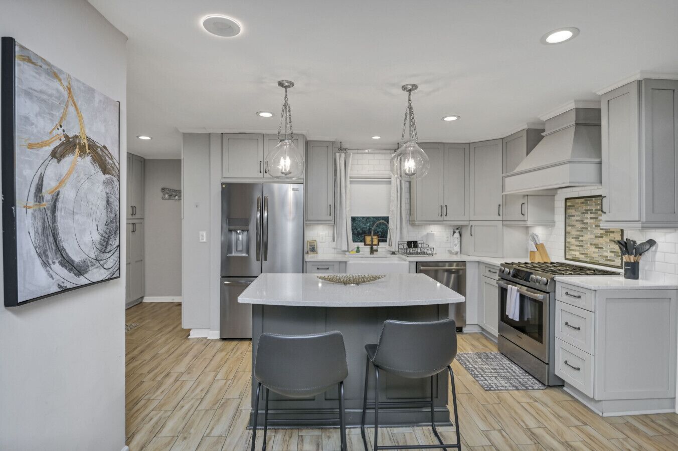 Jääkaappi, mikroaaltouuni, uuni, liesi