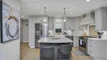 Jääkaappi, mikroaaltouuni, uuni, liesi