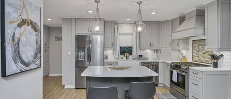 Refrigerador, microondas, horno, placa de cocina