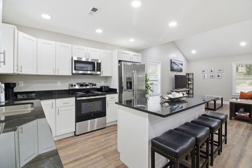 Bright and Cozy 4BR Home Away from Home