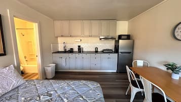 Economy Studio, Kitchenette | Laptop workspace, free WiFi