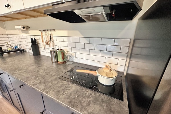 Refrigerador, microondas, placa de cocina, utensilios de cocina