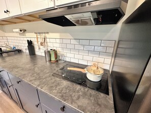 Monolocale Superior, angolo cottura | Cucina privata | Frigorifero, microonde, piano cottura, pentole/stoviglie/utensili