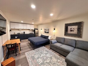 Studio, Kitchenette | Living area