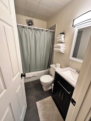 Basic Studio | Bathroom | Towels, soap, shampoo, toilet paper