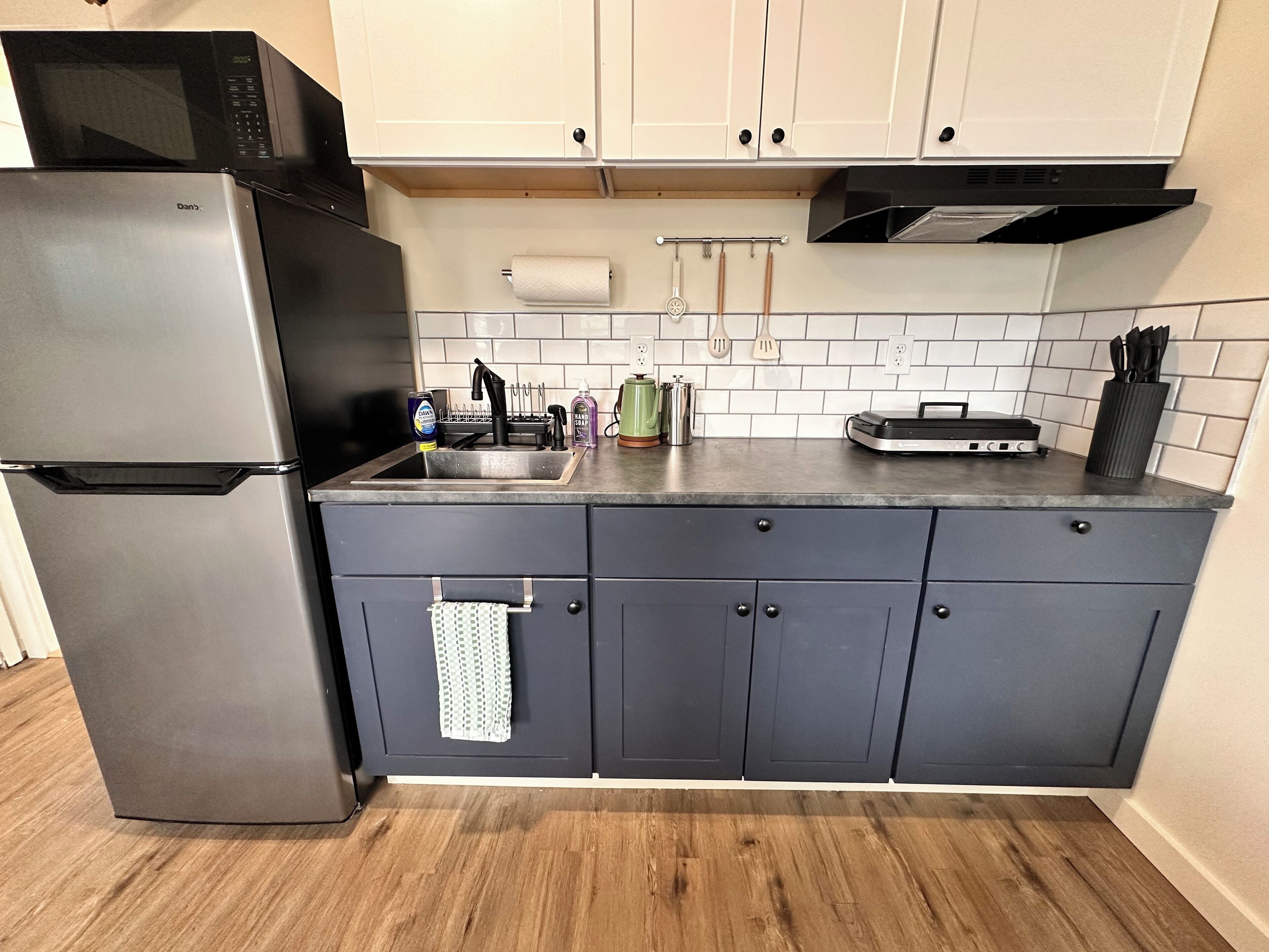 Basic Studio | Private kitchen | Fridge, microwave, stovetop, cookware/dishes/utensils