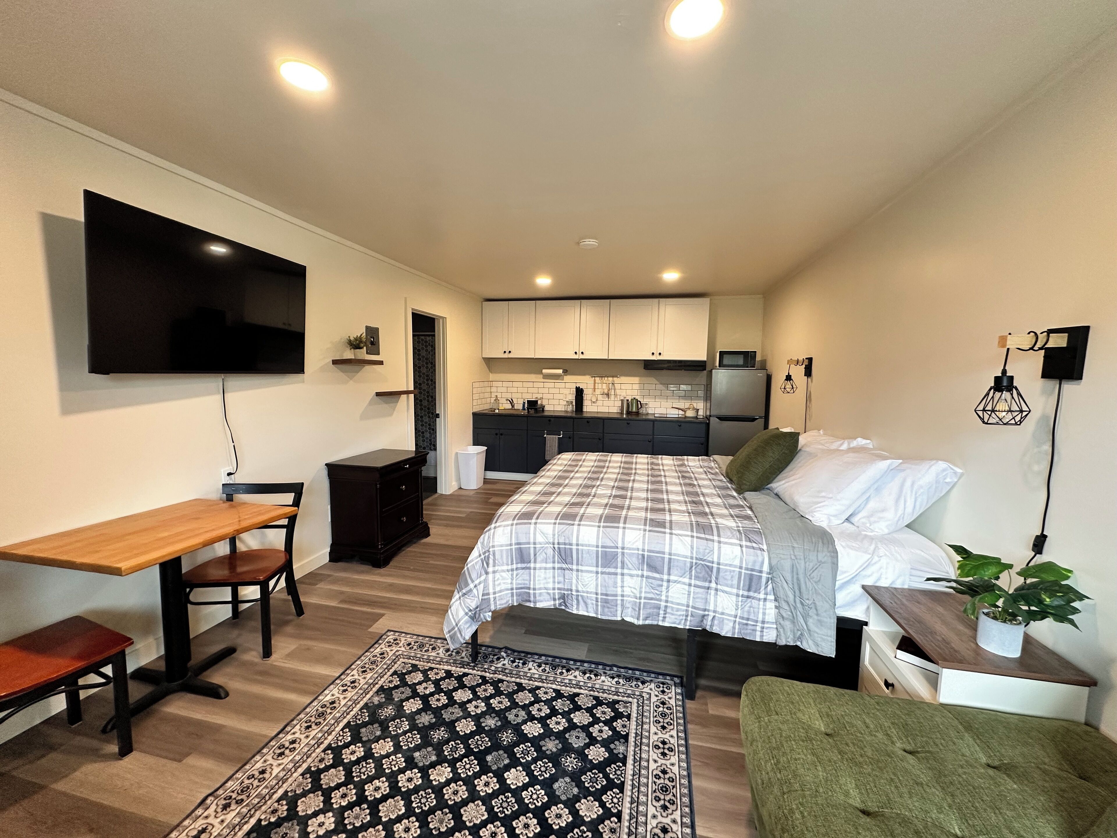 Superior Studio, Kitchenette | Laptop workspace, free WiFi