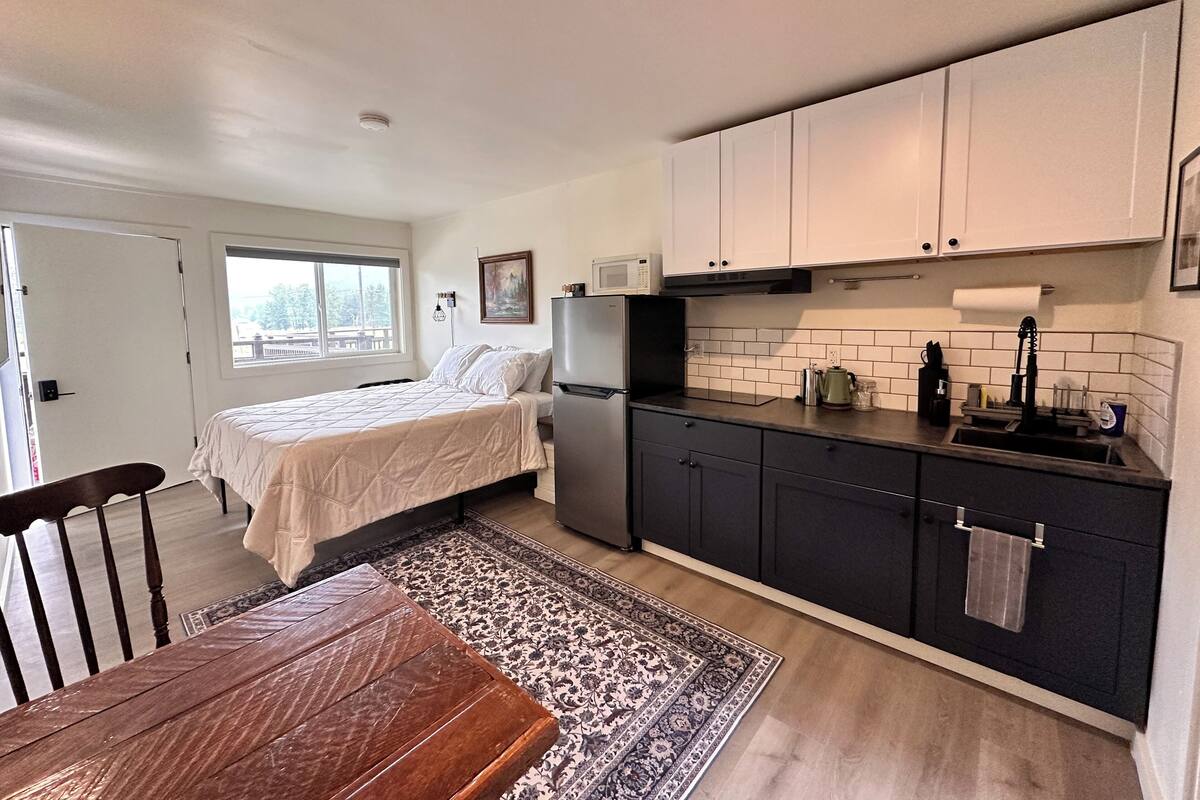 Comfort Studio, Kitchenette | Laptop workspace, free WiFi