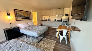 Economy Studio, Kitchenette