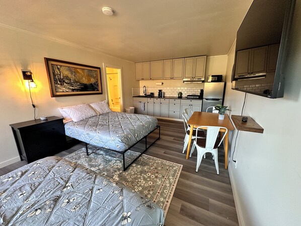 Economy Studio, Kitchenette