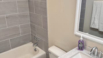 Basic Studio | Bathroom