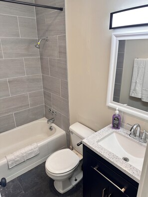 Basic Studio | Bathroom