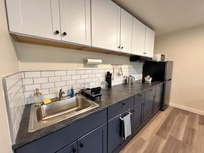 Studio – superior, tekjøkken | Eget kjøkken | Kjøleskap, mikrobølgeovn, kokeplater og kjøkkenutstyr