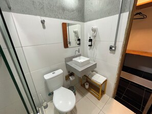 슈피리어 더블룸 또는 트윈룸 | 욕실 | 샤워 시설, 무료 세면용품, 헤어드라이어, 타월