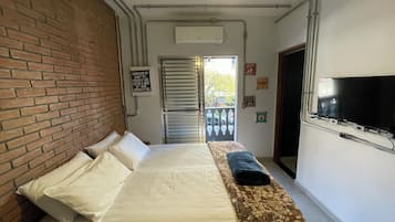 Superior-Dreibettzimmer, Balkon | Laptopgeeigneter Arbeitsplatz, kostenloses WLAN