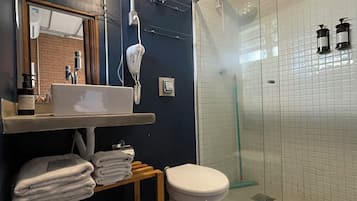 Chambre Triple Supérieure, balcon | Salle de bain | Douche, articles de toilette gratuits, sèche-cheveux