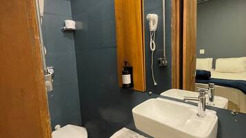 슈피리어 더블룸 또는 트윈룸 | 욕실 | 샤워 시설, 무료 세면용품, 헤어드라이어, 타월