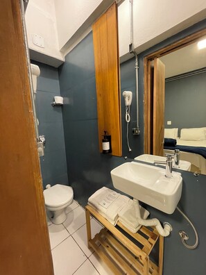 Superior Double or Twin Room | Bathroom - Studio House (São Paulo)