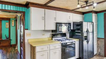 Fridge, microwave, stovetop, dishwasher
